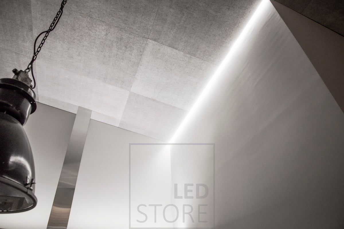Epäsuora valaistus olohuoneessa luomassa tunnelmavaloa. Ledstore.fi